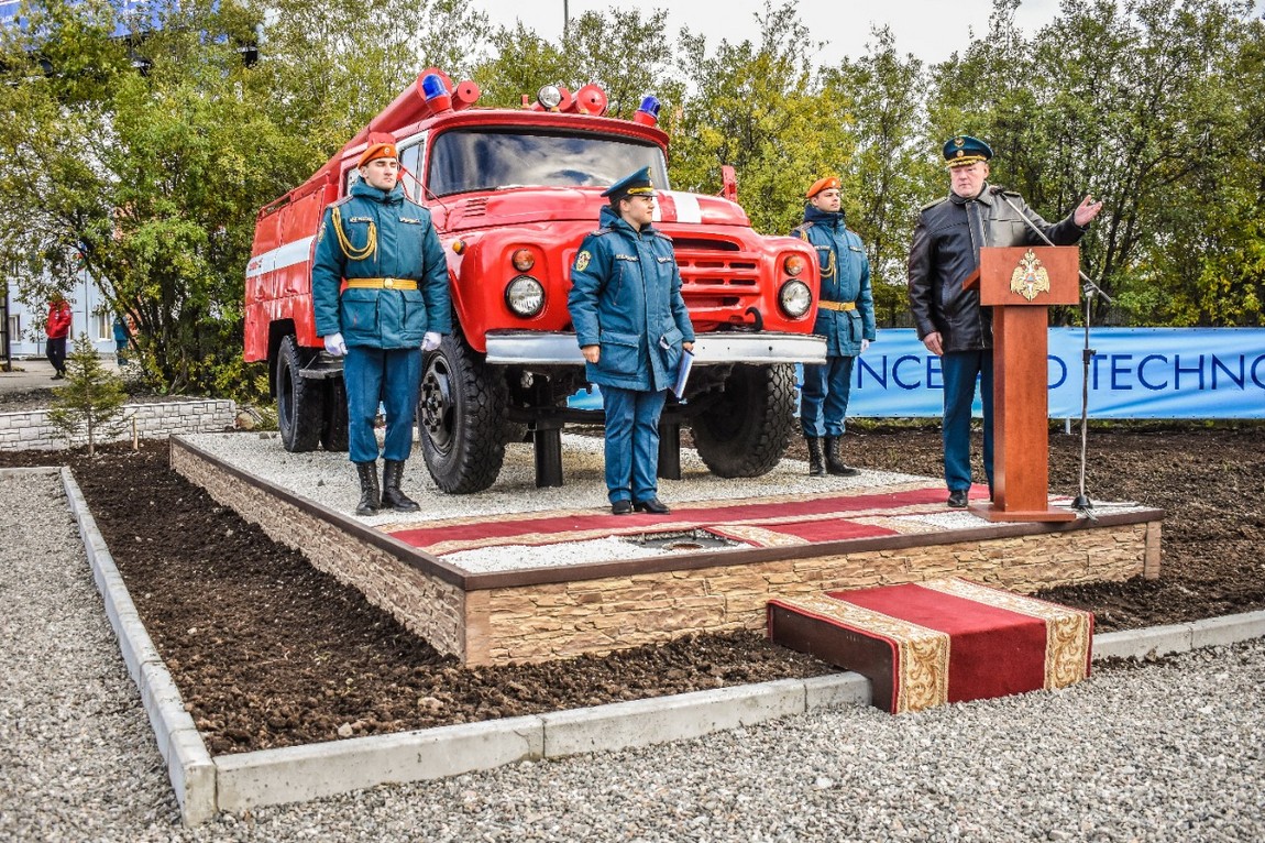 Памятник пожарному автомобилю - г. Мурманск, Верхне-Ростинское ш. 33 на  портале ВДПО.РФ